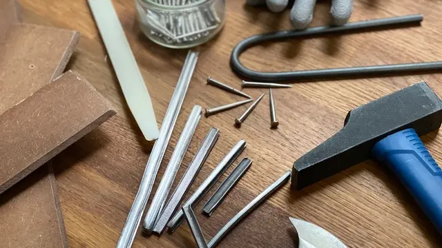 Vitrailliste-Menesplet-outils-pinces-vallee-isle-perigord