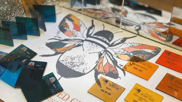 Vitrailliste-Menesplet-logo-abeille-vallee-isle-perigord