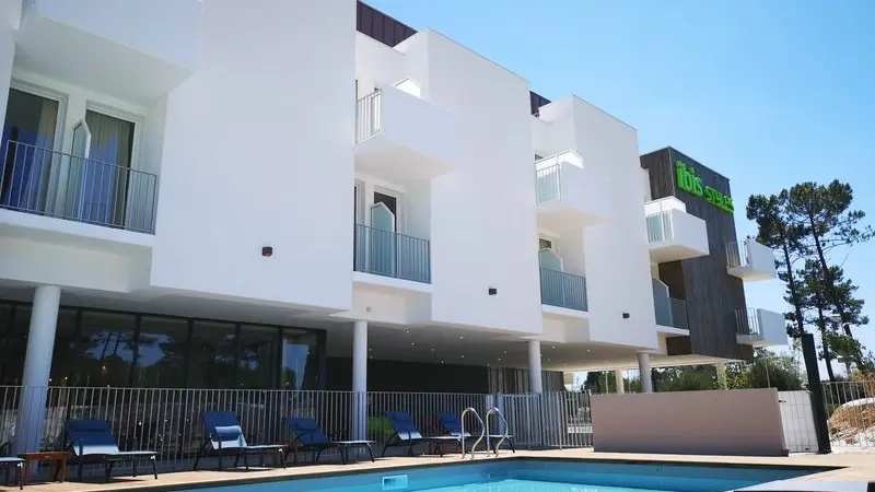 Vue-hotel-et-piscine--800x600-