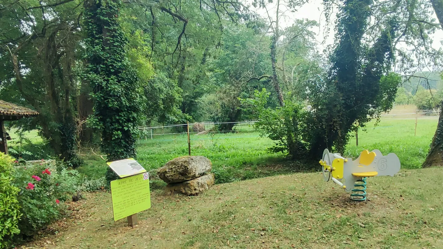 aire-pique-nique-jeu-enfants-saint-jean-eyraud-tourisme-vallee-isle-perigord