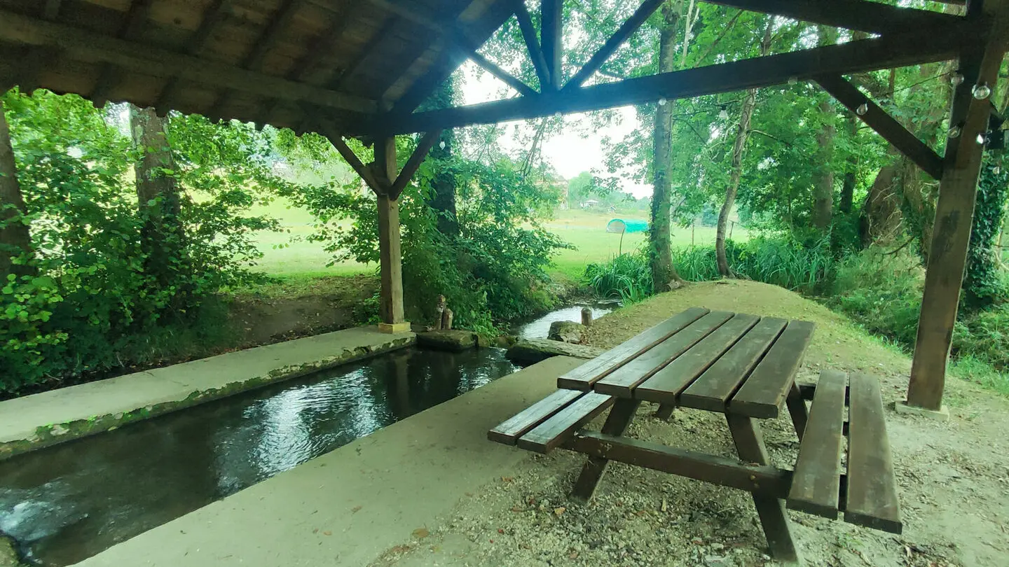 aire-pique-nique-lavoir-saint-jean-eyraud-tourisme-vallee-isle-perigord