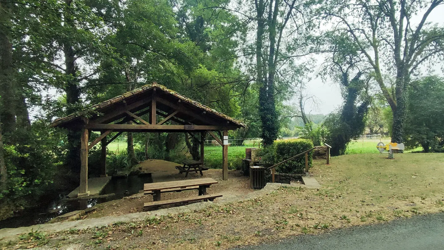 aire-pique-nique-lavoir-saint-jean-eyraud-tourisme-vallee-isle-perigord
