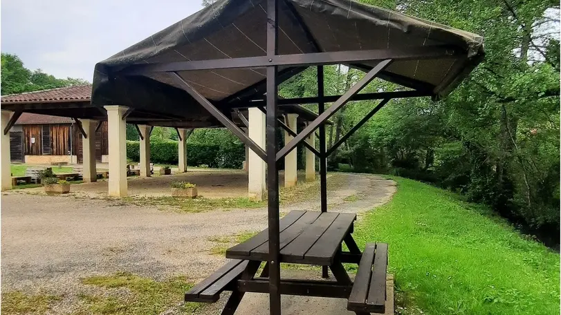 aire pique nique saint martin des combes table toit tourisme vallee isle