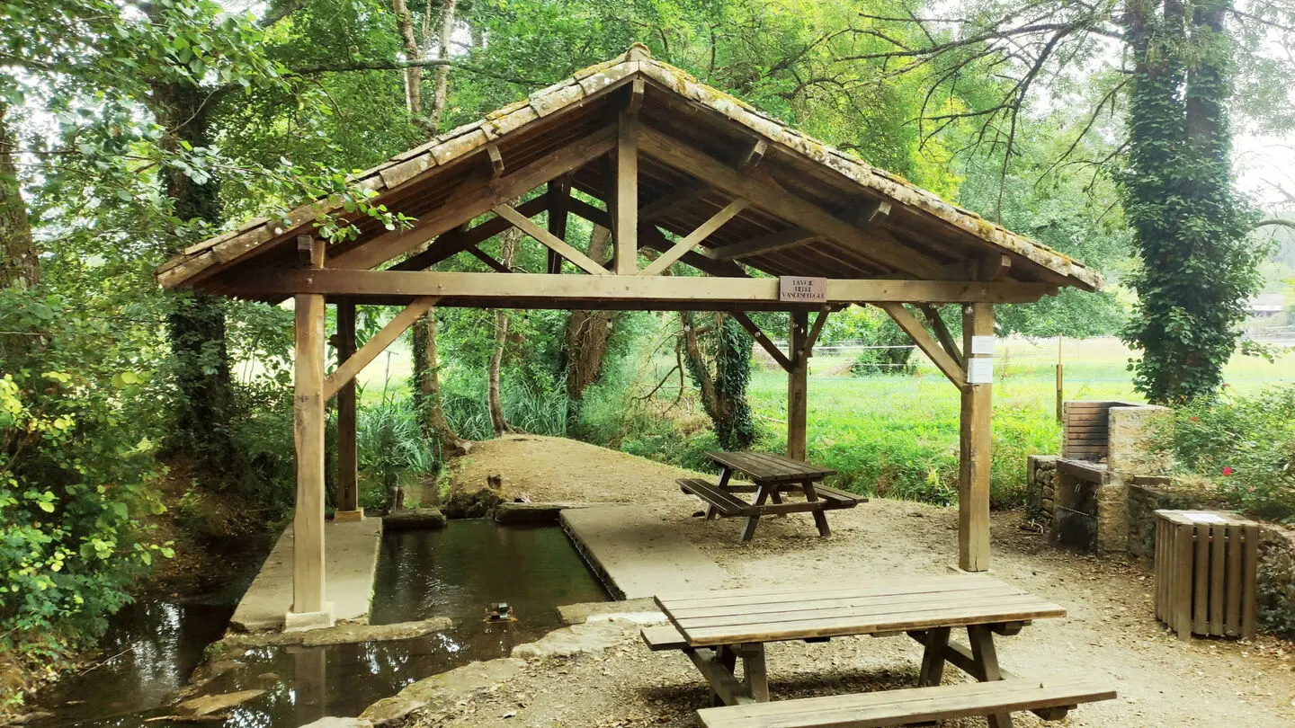 aire-pique-nique-tables-saint-jean-eyraud-tourisme-vallee-isle-perigord