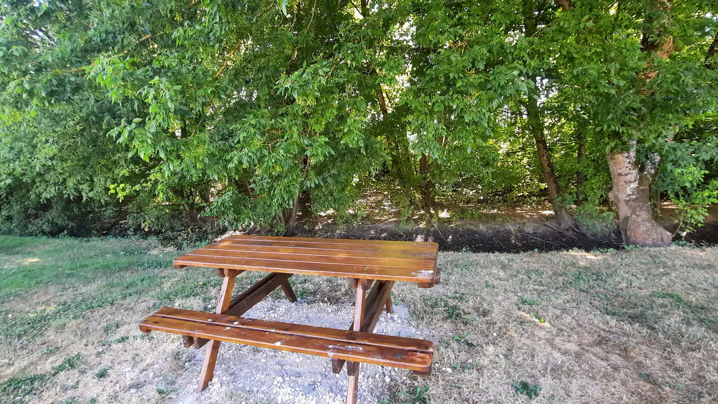 aire pique nique tables saint martin l astier