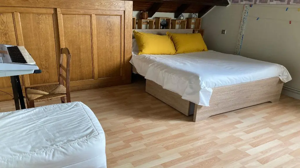 c7 chambre n°2 - 3 couchages dont 1 enfant - lit 140 et pouf lit d'appoint sur sommier à lattes