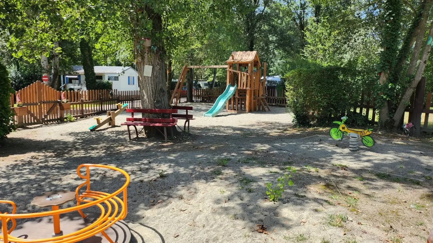 Camping City Nature - lescar - aire de jeux