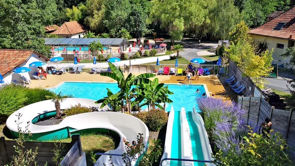 camping-la-pleonie-piscine-toboggans