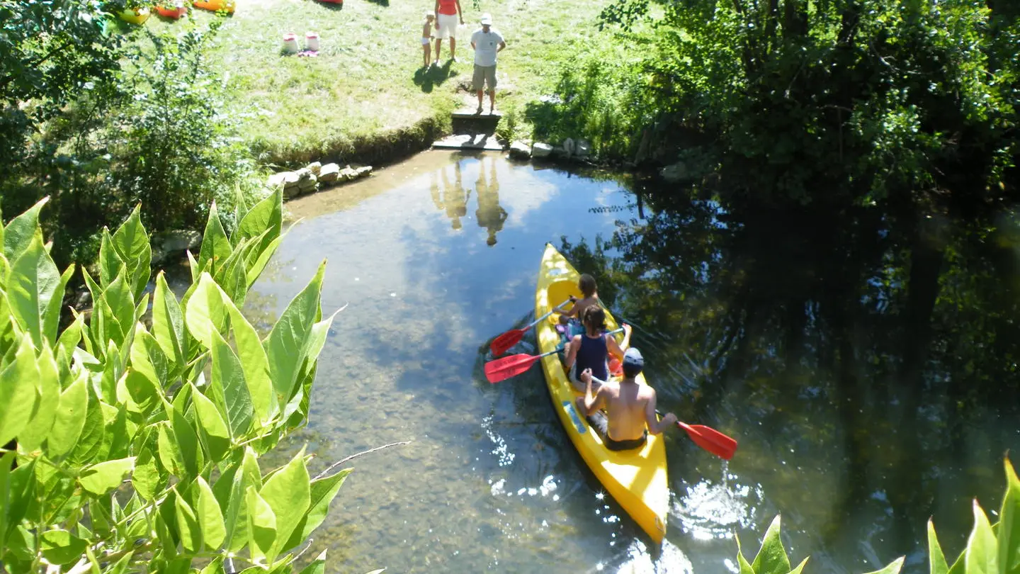 canoe prêt du bord de dronne