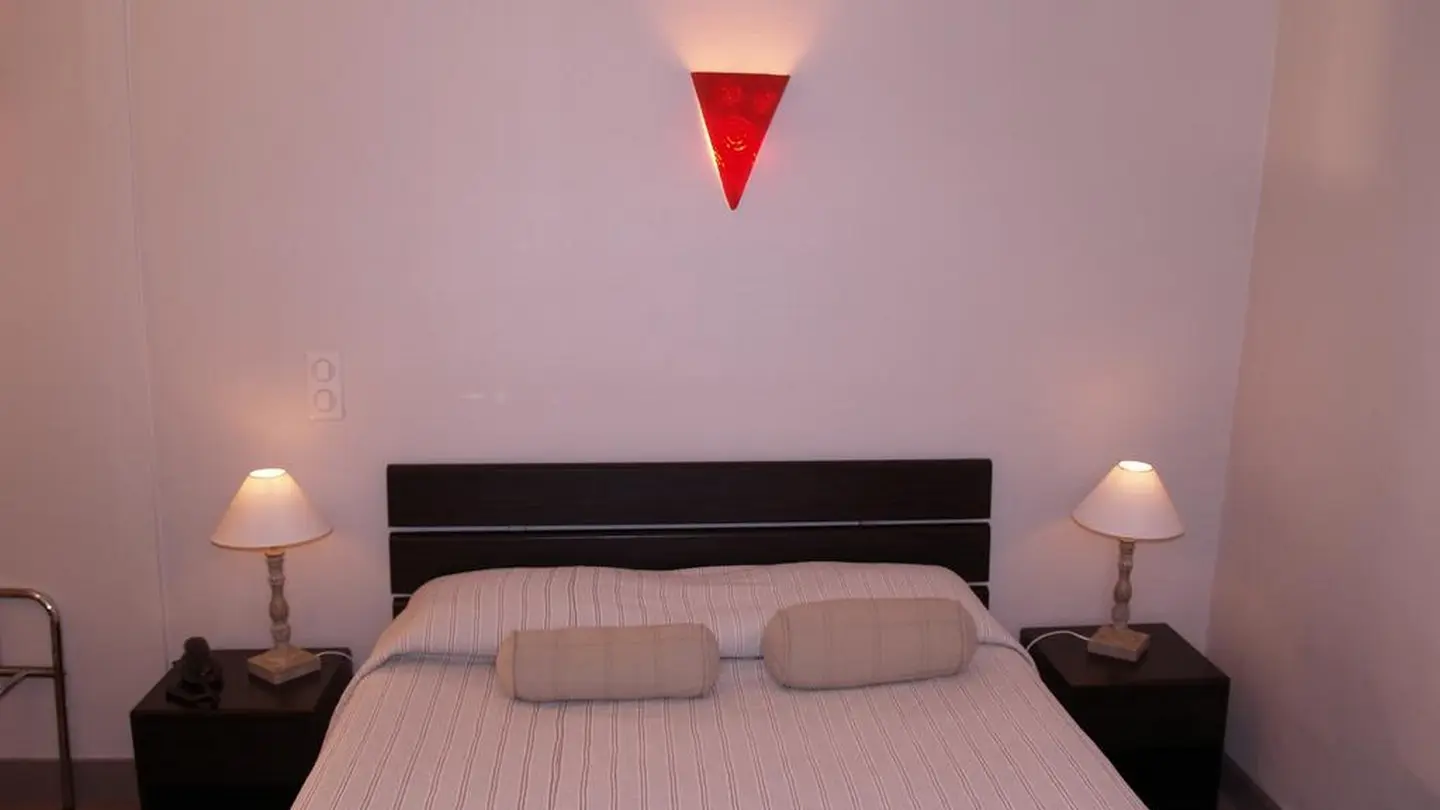 Hôtel Central - Pau - Chambre double applique rouge