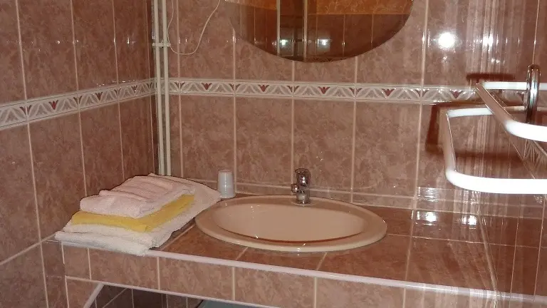 ch-hotes-buisson-st-geraud-de-corps-salle-d'eau-rose