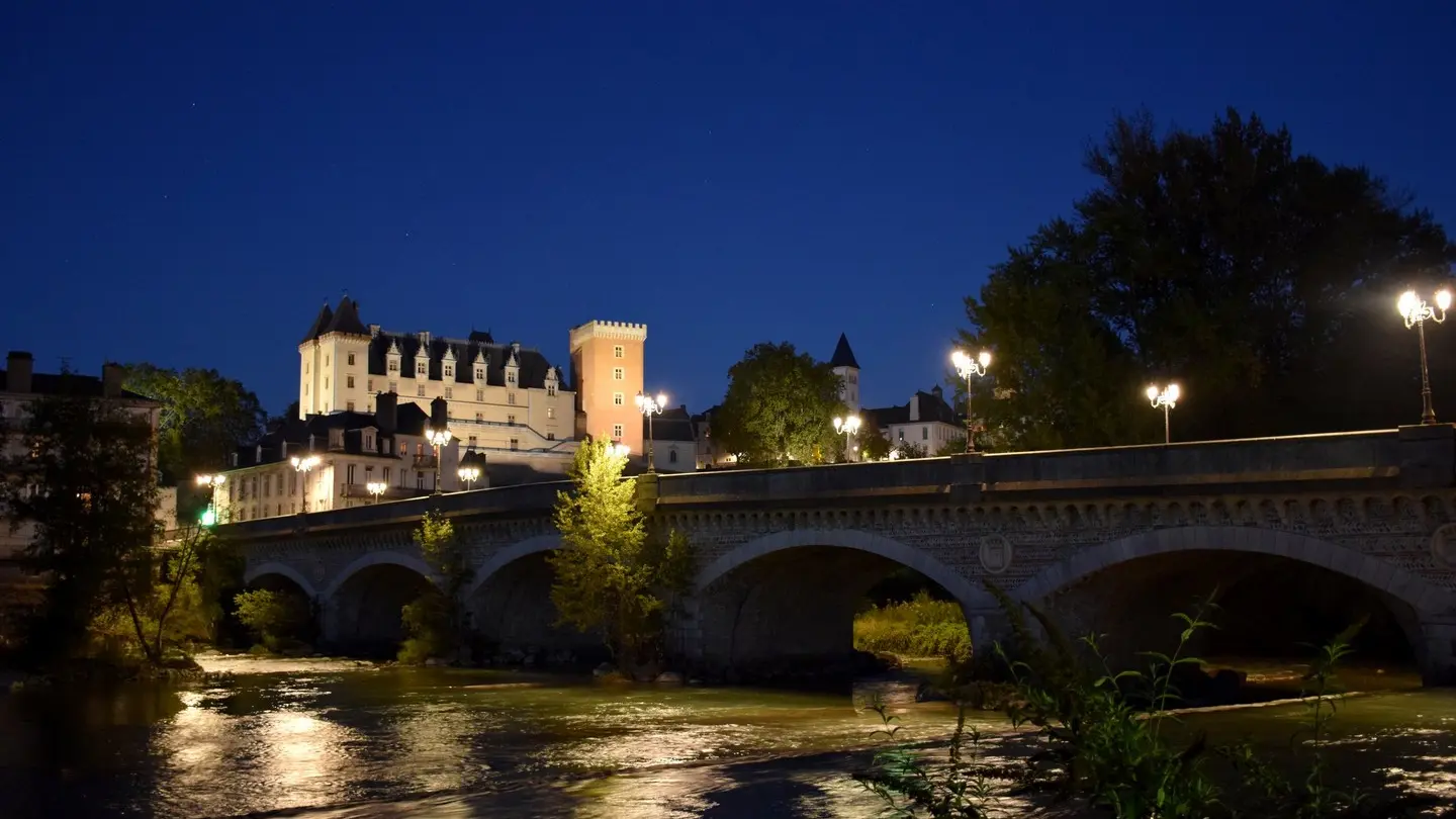 Musée National du Château de Pau - Pau - Château depuis Pont du XIV Juillet