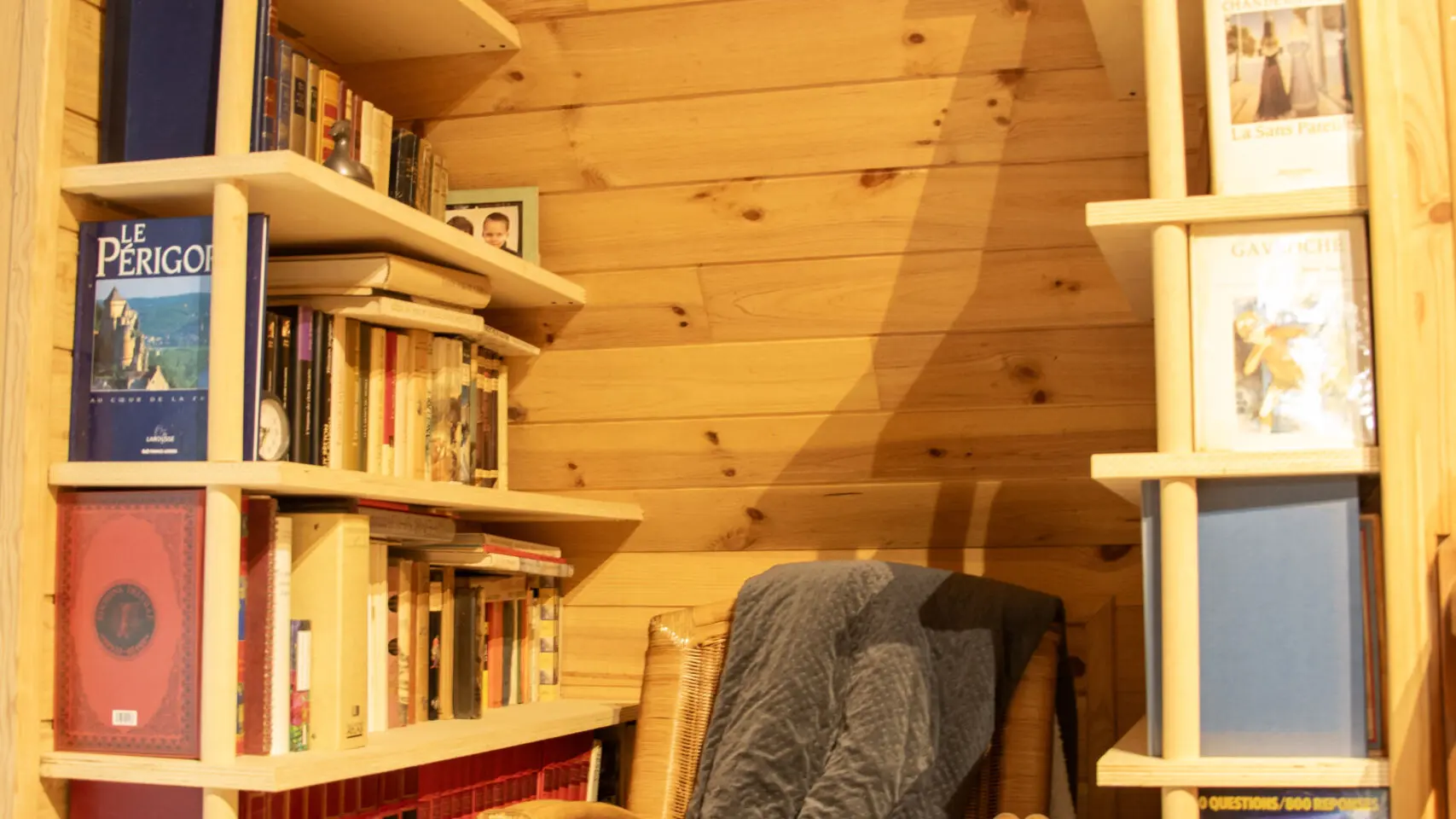 chambre-hotes-la-rustique-bibliotheque-saint-martin-des-combes-tourisme