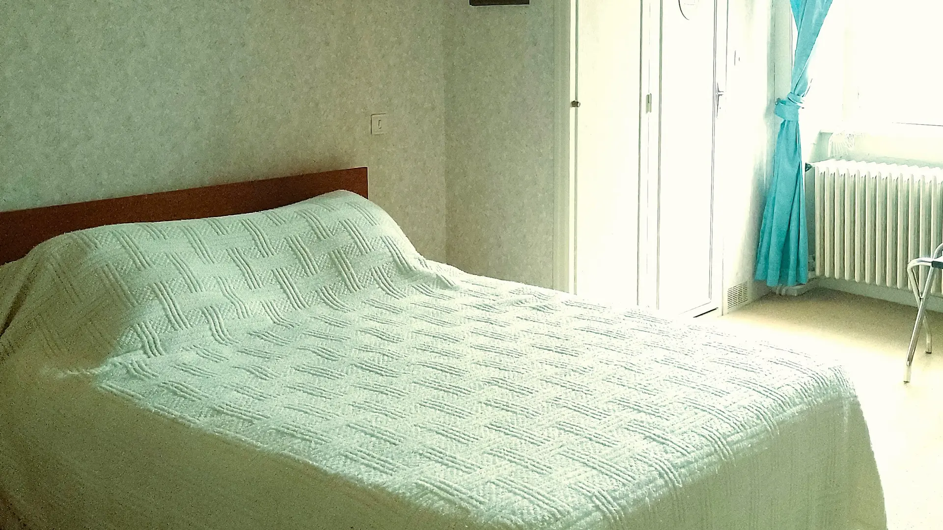 chambre  aux tableaux