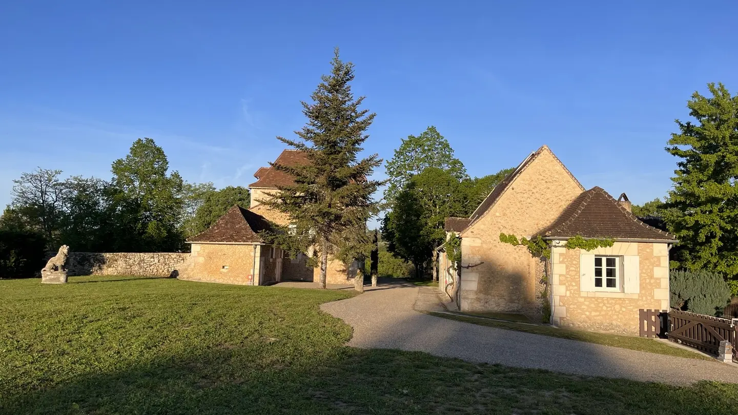 domaine-ecrin-lumiere-exterieur-campsegret-tourisme-vallee-isle