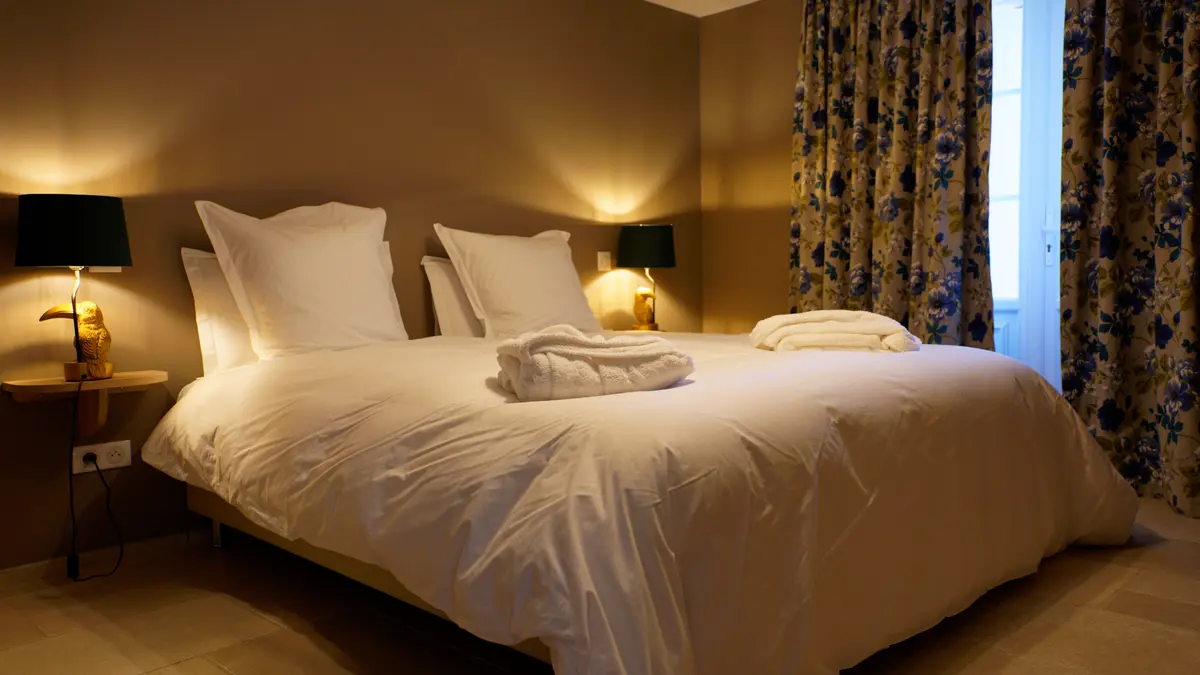 domaine-ecrin-lumiere-lit-double-campsegret-tourisme-vallee-isle