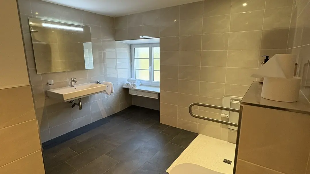 domaine-ecrin-lumiere-salle-bain-PMR-campsegret-tourisme-vallee-isle