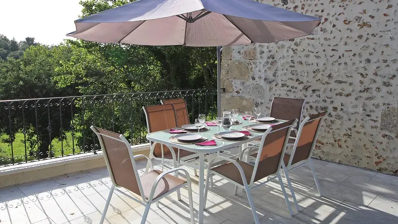 domaine-pouzelande-perigord-gite-terrasse-hibiscus3