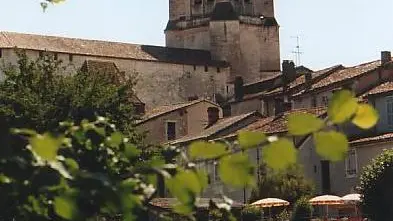 église St Astier depuis la rivière