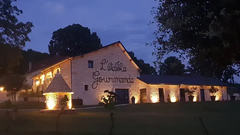 facade-de-nuit-retouchee