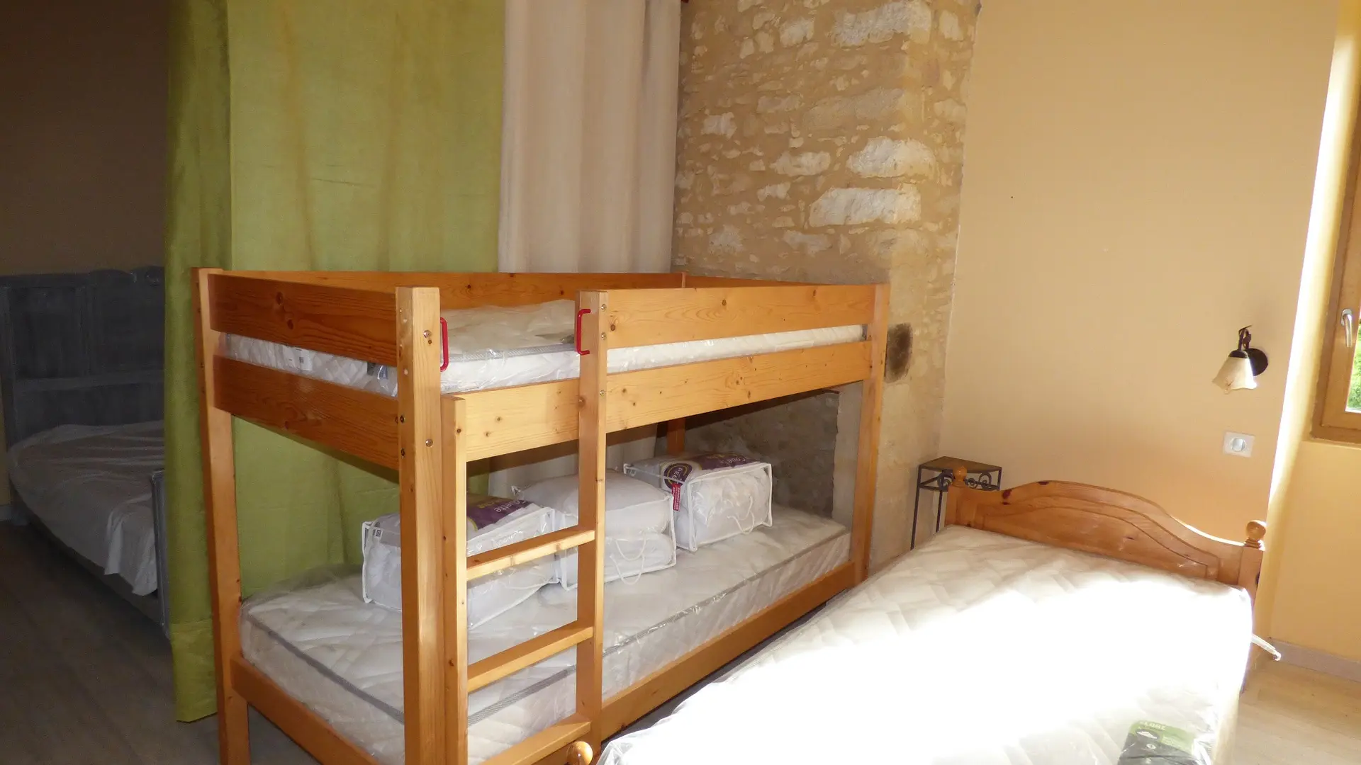 gite-chambre-commune-partie-3-lits-individuels