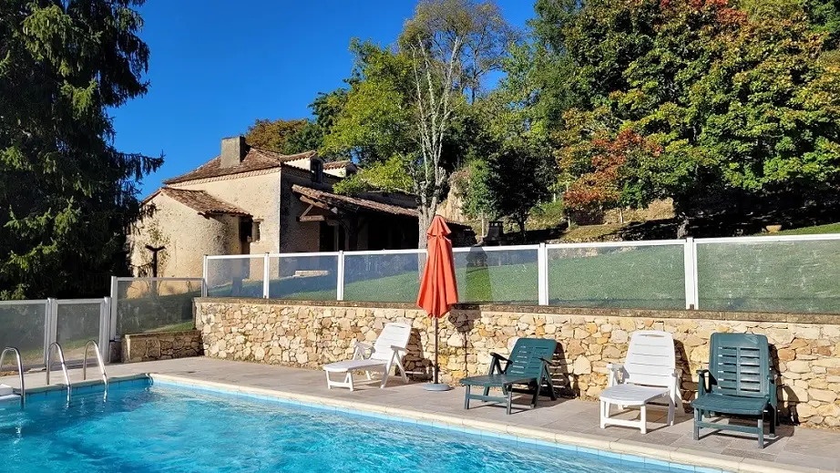 la piscine sécurisée par une clôture