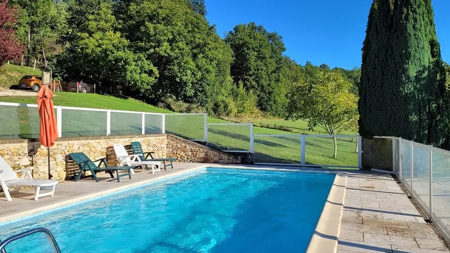 la piscine et la campagne à perte de vue