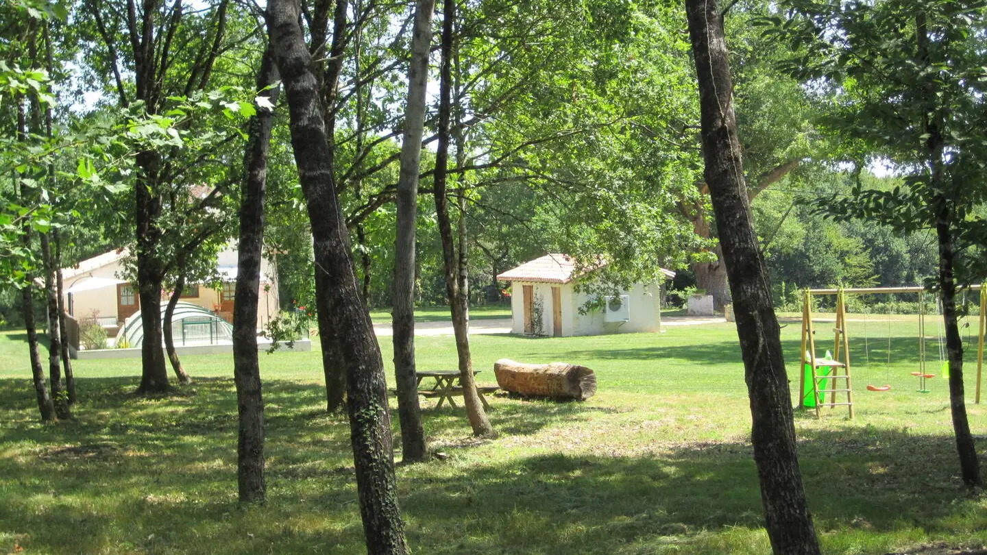 gite-les-tourriers-balancoire-saint-laurent-des-hommes-tourisme-vallée-isle