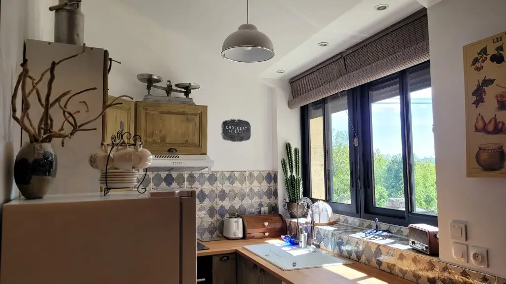 la cuisine ouverte sur le salon du gite Pierre Forte