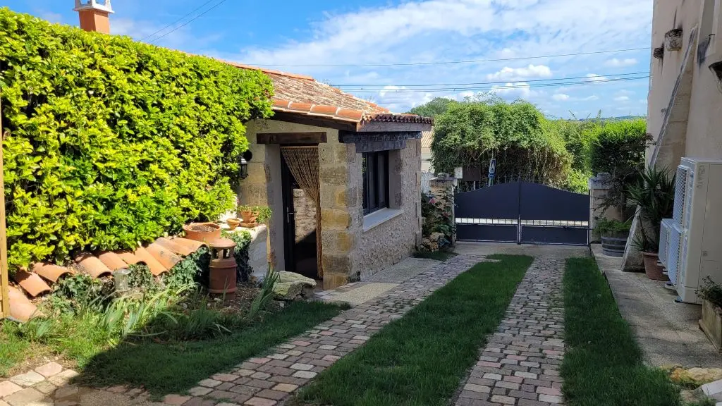 l'allée pour garer les véhicules du gite Pierre Forte