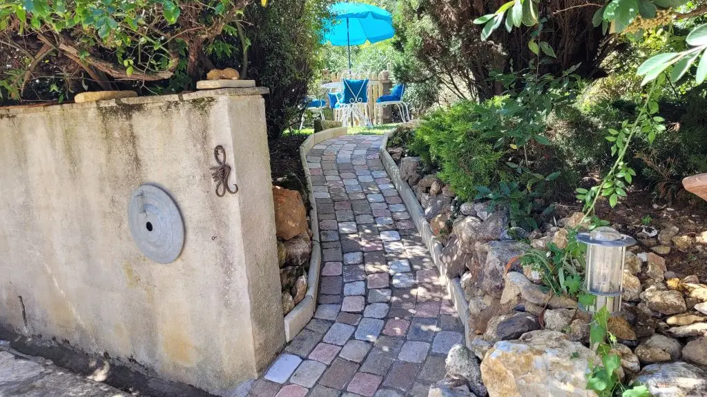 le petit chemin menant au jardin privatif du gite Pierre Forte