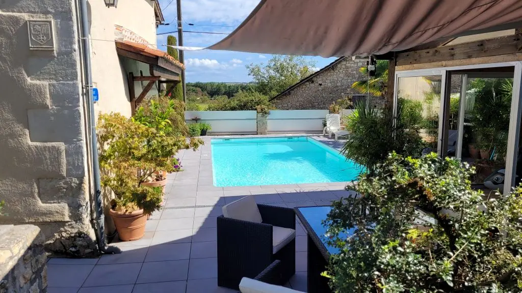 la maison de la propriétaire à gauche de la piscine, gite Pierre Forte