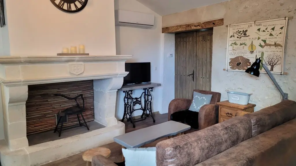 la pièce à vivre avec canapé convertible du gite Pierre Forte