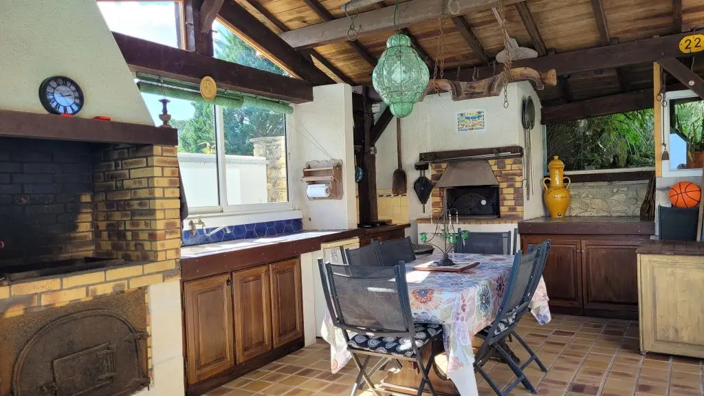 la cuisine d'été avec four à pizza du gite Pierre Forte