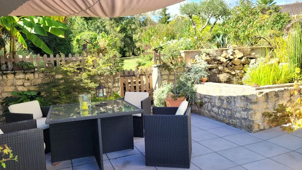 le salon de jardin au bord du bassin d'agrément du gite Pierre Forte