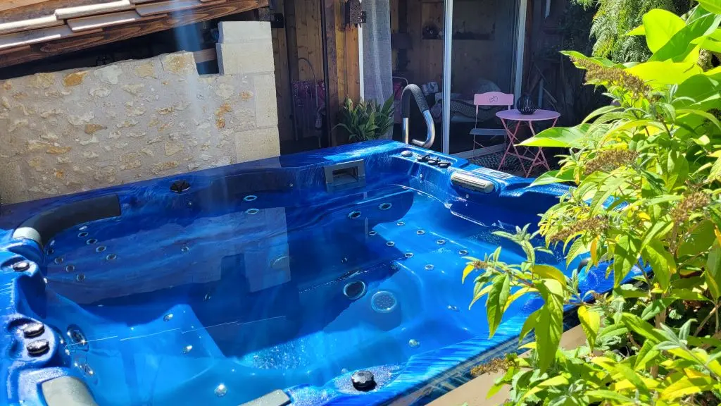 une pause dans le spa du gite Pierre Forte