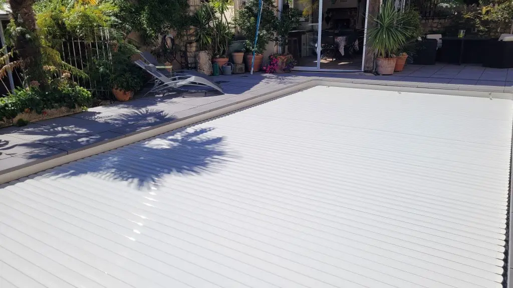 le rideau électrique intégré pour la sécurité de la piscine du gite Pierre Forte