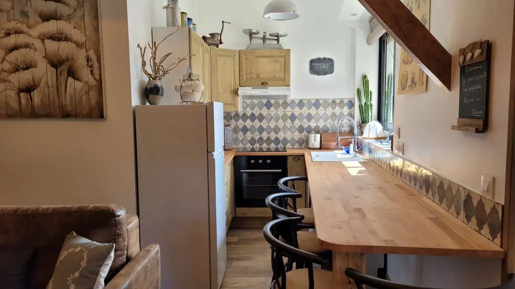 la cuisine ouverte sur le salon du gite Pierre Forte