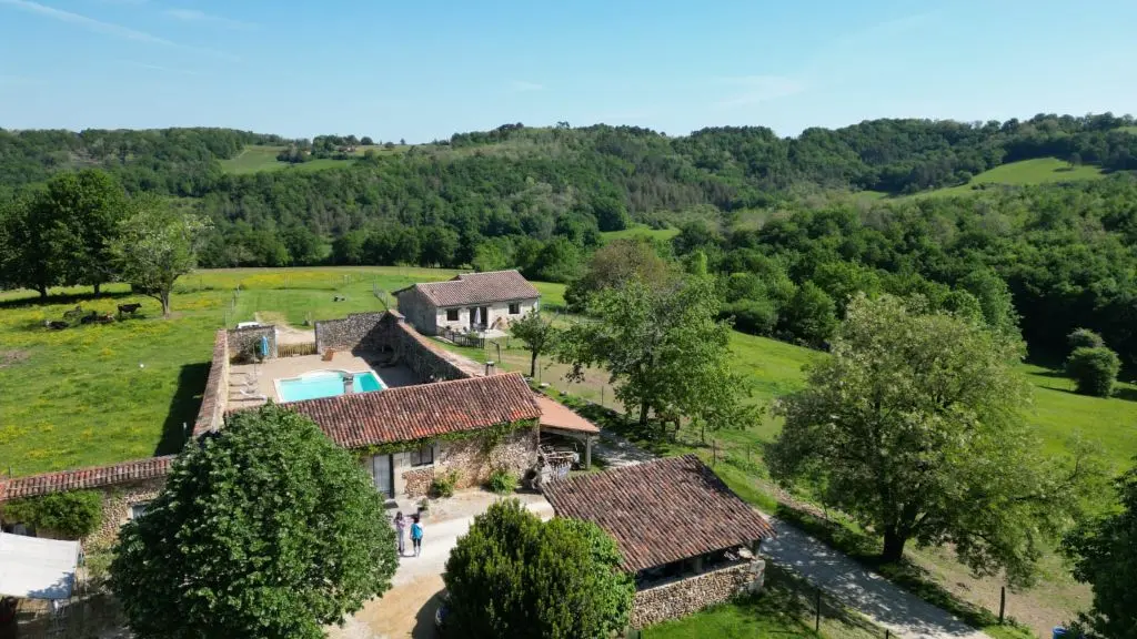 gites-sudrie-bourrou-vue-aerienne