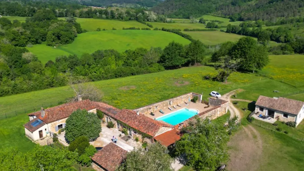 gites-sudrie-bourrou-vue-aerienne