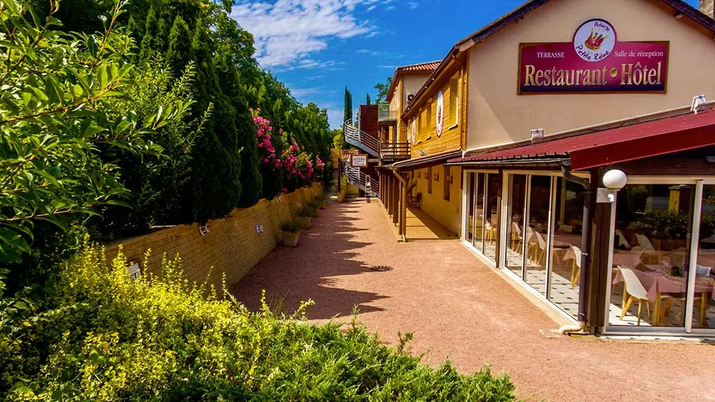 hotel-siorac-perigord-Auberge-Petite-Reine-facade