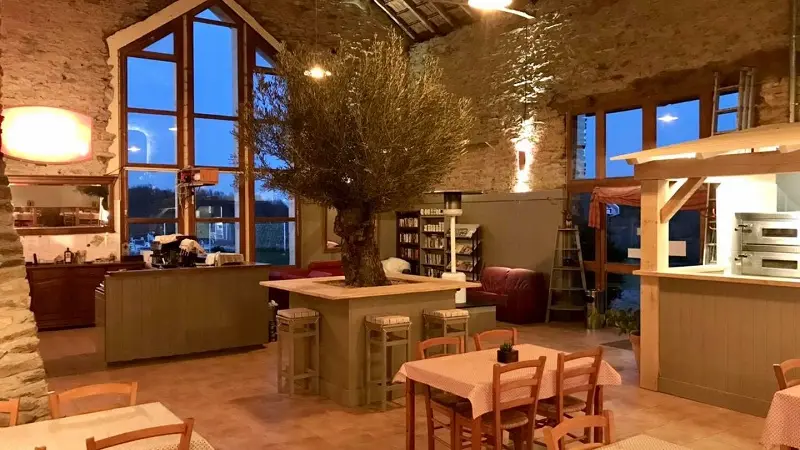 intérieur restaurant ©AuChateaudEau (7)