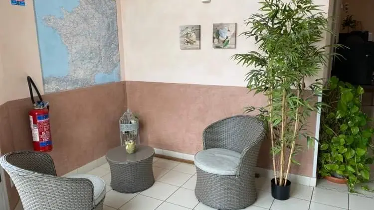 natur-hotel-ménesplet-fauteuils