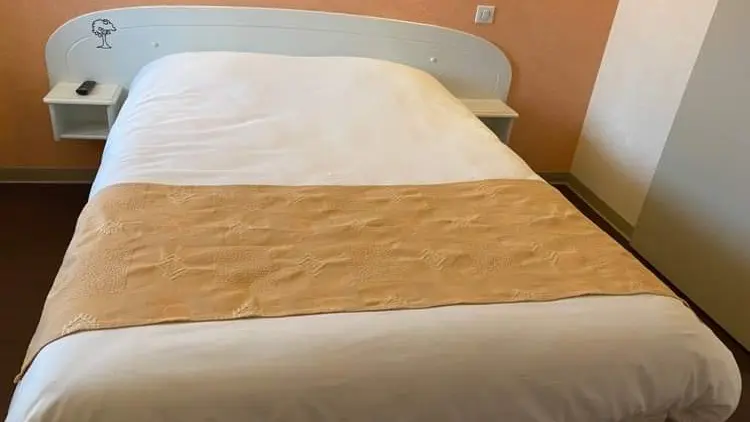natur-hotel-ménesplet-lit-beige