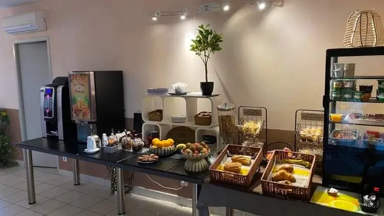 natur-hotel-ménesplet-petit-déj.
