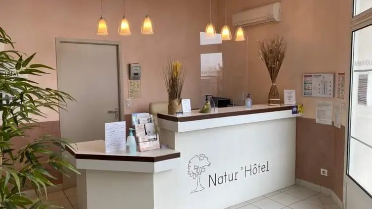 natur-hotel-ménesplet-réception