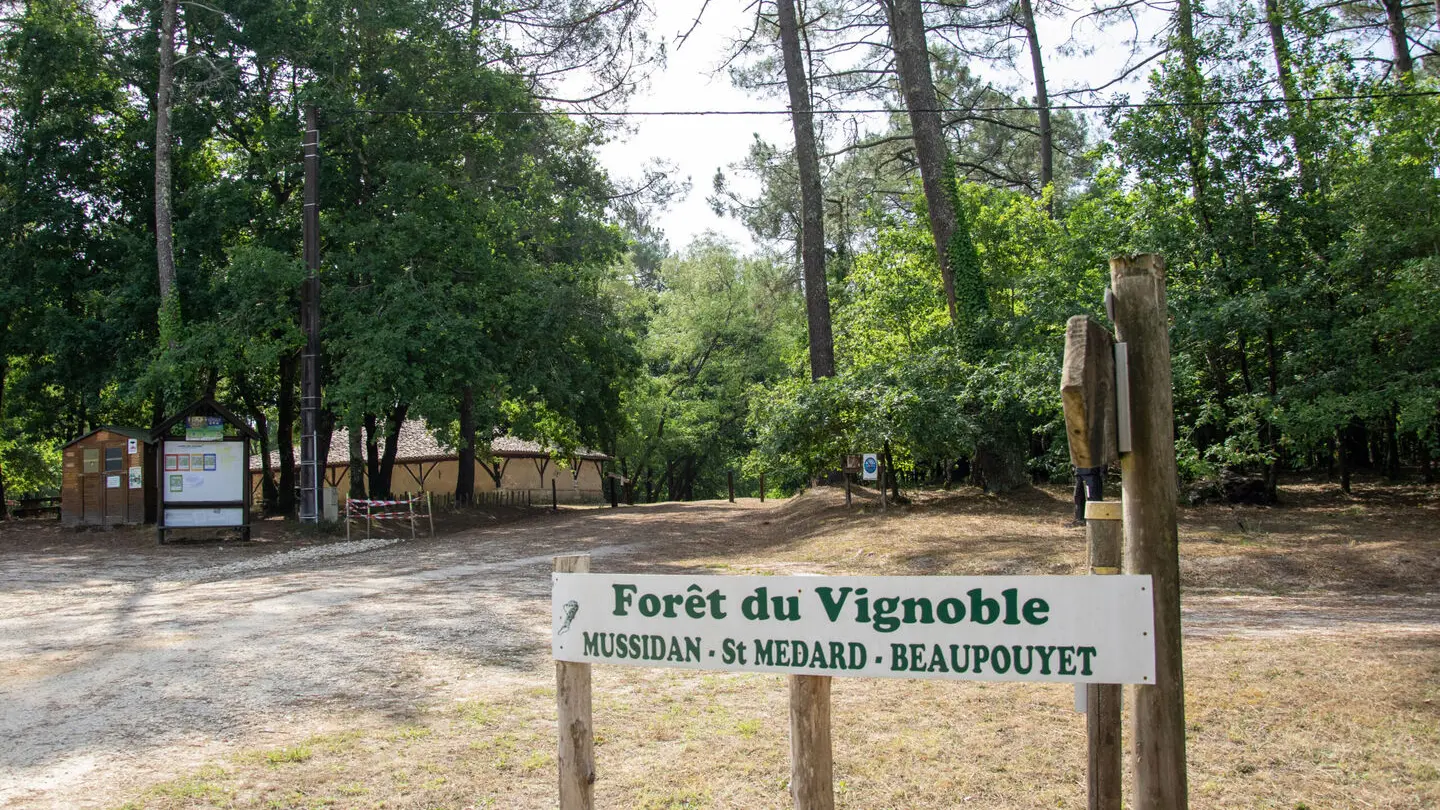 parcours-vtt-boucle-bleue-entree-foret-vignoble-beaupouyet-tourisme-vallee-isle
