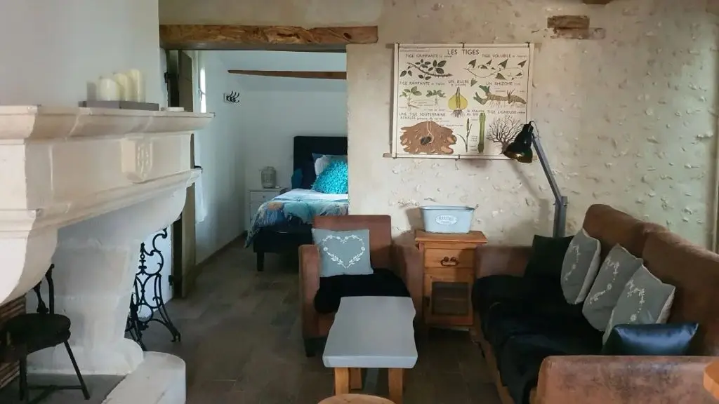 la pièce à vivre avec canapé convertible du gite Pierre Forte