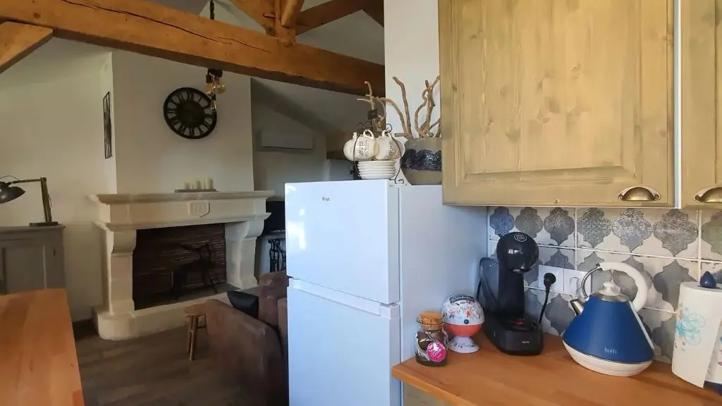 la cuisine ouverte sur le salon du gite Pierre Forte