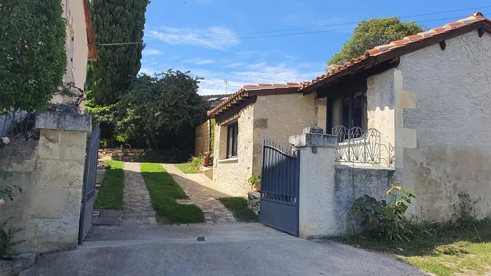 l'allée pour garer les véhicules du gite Pierre Forte